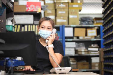 Depoda çalışan bir işçi. Kutuyu taramak ve yeni gelen malları analiz etmek için barkod tarayıcı kullanıyor. Depoda çalışıyorum. Uluslararası ihracat işi konsepti.