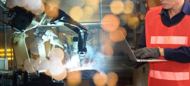 Akıllı endüstri robotu dijital fabrika teknolojisini silahlandırıyor. Sanayi otomasyon üretim süreci kavramı, eğitim kavramı 