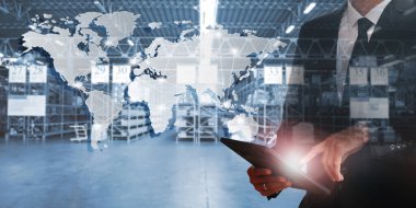 Küresel lojistik ağ dağıtım ve taşımacılığının sanal arayüz paneli, Akıllı lojistik, büyük depo merkezinin arka planında ulaşımın yenilik geleceği.