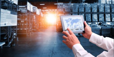 Küresel lojistik ağ dağıtım ve taşımacılığının sanal arayüz paneli, Akıllı lojistik, büyük depo merkezinin arka planında ulaşımın yenilik geleceği.