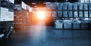 Küresel lojistik ağ dağıtım ve taşımacılığının sanal arayüz paneli, Akıllı lojistik, büyük depo merkezinin arka planında ulaşımın yenilik geleceği.