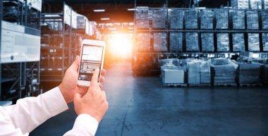 Küresel lojistik ağ dağıtım ve taşımacılığının sanal arayüz paneli, Akıllı lojistik, büyük depo merkezinin arka planında ulaşımın yenilik geleceği.