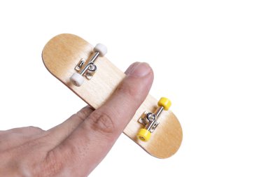 Klavyeyle izole edilmiş oyunlar. Beyaz arka planda klavye çalan bir adam. kırpma yolu.