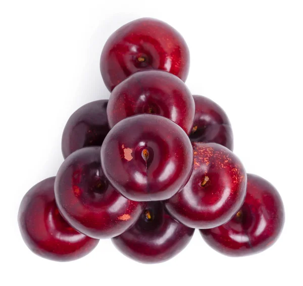 İzole erik meyveleri. Beyaz arka planda taze kırmızı erikler. kırpma yolu