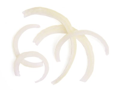 İzole edilmiş soğan. Üst görünüm büyük soğan dilimleri beyaz arka planda şeritler halinde. kırpma yolu.