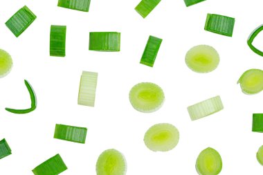 İzole edilmiş taze doğranmış. Üst kesim taze soğan yaprakları beyaz arkaplanda. kırpma yolu.