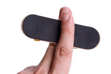 Klavyeyle izole edilmiş oyunlar. Beyaz arka planda klavye çalan bir adam. kırpma yolu.