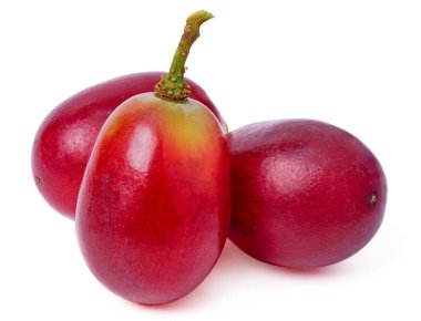 İzole edilmiş üzümler. Kırmızı üzüm. Beyaz arka planda dilimlenmiş kırmızı üzümler. Kırpma yolu ile. Tam alan derinliği.