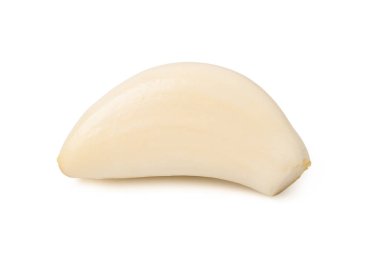 Beyaz arka planda taze sarımsaklı karanfil. kırpma yolu.