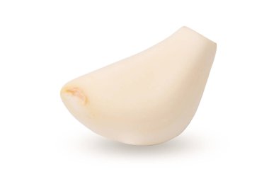 Beyaz arka planda izole edilmiş sarımsak dilimli taze sarımsak karanfilleri. kırpma yolu.