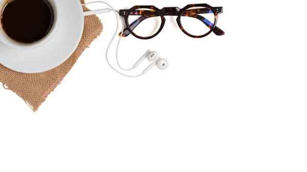 Üstü gri beton masa masası, üstü beyaz kahve, gözlük, malzeme. Fotokopi alanı. kırpma yolu.