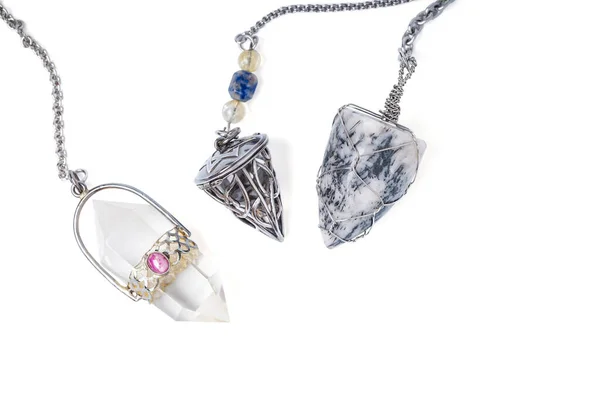 Üst görünüm, kristal sarkacıyla geleceği önceden haber veriyor. Dekorasyon tasarımı duvar kağıdı için arka plan kapağı kuvars kristal sarkacı. kırpma yolu.