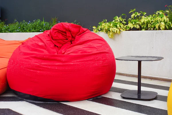 Kırmızı fasulye torbaları ve siyah masa yüzme havuzu..