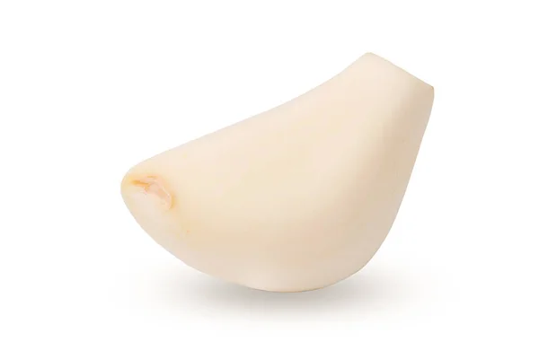 Beyaz arka planda izole edilmiş sarımsak dilimli taze sarımsak karanfilleri. kırpma yolu.