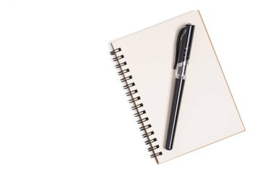İzole edilmiş kalem ve defter. Sarmal Kraft dizüstü bilgisayarının en üst görünümü, kırpma yolu ile modelleme için arka planda bir sayfa aç.