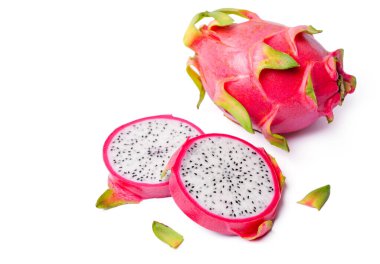 İzole ejderha meyvesi. Taze ejderha meyveleri ya da beyaz arka planda yarım kesilmiş pitaya. Üst görünüm düzlüğü.