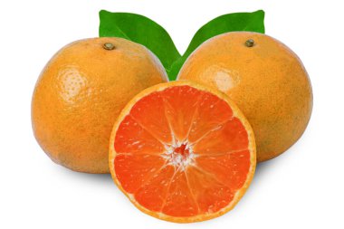 İzole edilmiş mandalina turuncu turunçgil. Portakallı meyve ve beyaz arka planda yeşil yapraklı yarım dilim. kırpma yolu ile