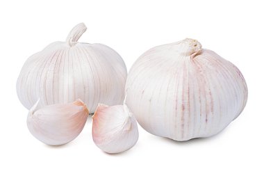 İzole edilmiş sarımsak taze soyulmuş sarımsak karanfili beyaz arka planda izole edilmiş sarımsak dilimli ampul. kırpma yolu.