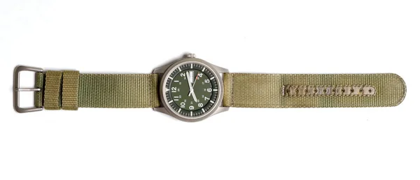 孤立的绿色手表 顶部的军事腕表绿色尼龙带白色背景 剪切路径 — 图库照片