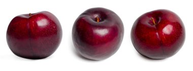 İzole erik meyveleri. Beyaz arka planda taze kırmızı erik meyvesi koyun. kırpma yolu