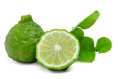 İzole edilmiş bergamot meyvesi. Beyaz arka planda dilimlenmiş taze bergamot meyvesi. kırpma yolu.