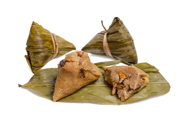 İzole edilmiş Zongzi, pirinç köftesi. Manzaralı Çin yemeği pirinç köftesi, beyaz arka planda zongzi. Çin geleneksel ejderhası için kesme yolları olan pirinç köftesi..