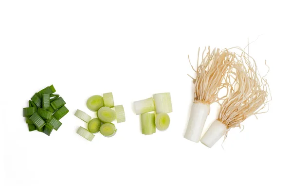 İzole edilmiş taze koleksiyon seti. Üst manzara beyaz arka planda kök salmış taze soğan dilimi. Boşluğu ve kırpma yolunu kopyala.