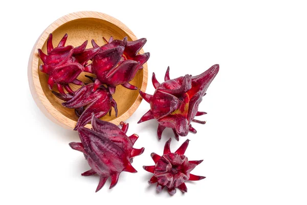 İzole edilmiş kırmızı roselle meyvesi. Beyaz arka planda ahşap kasede taze Roselle meyvesi. (Jamaika doru, Rozelle veya hibiscus sabdariffa) kırpma yolu.
