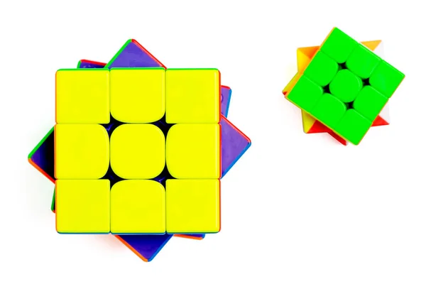 Tayland-29 Kasım 2021: Üst Manzara, Rubik küpünü beyaz arka planda büyük ve küçük olarak izole etti. Rubik çok renkli 3x3.