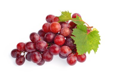 Beyaz zemin üzerinde yaprak izole kırmızı üzüm