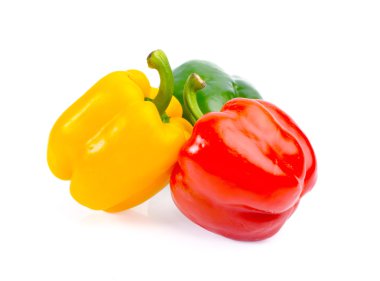 Beyaz arka planda izole edilmiş taze tatlı biber