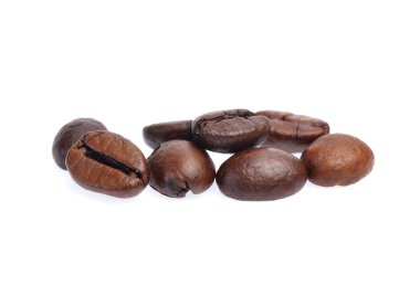 Beyaz arka planda izole kahve çekirdekleri
