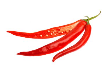 Kırmızı biberler beyaz arkaplanda izole edilmiş.