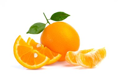 Beyaz arkaplanda portakal meyvesi izole