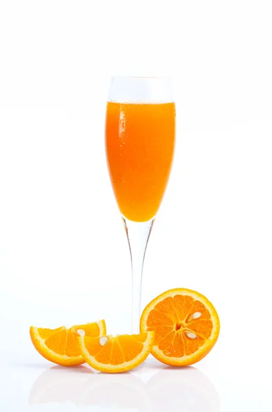 Copo cheio de suco de laranja e frutas de laranja no fundo branco — Fotografia de Stock