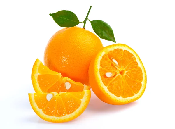 Narancs gyümölcs elszigetelt fehér alapon — Stock Fotó