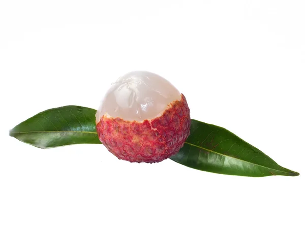 Beyaz arka plan üzerinde izole yaprakları ile taze lychees