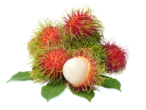 Rambutan com folhas isoladas sobre fundo branco — Fotografia de Stock