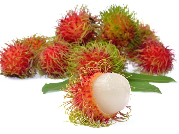 Rambutan με φύλλα που απομονώνονται σε λευκό φόντο — Φωτογραφία Αρχείου