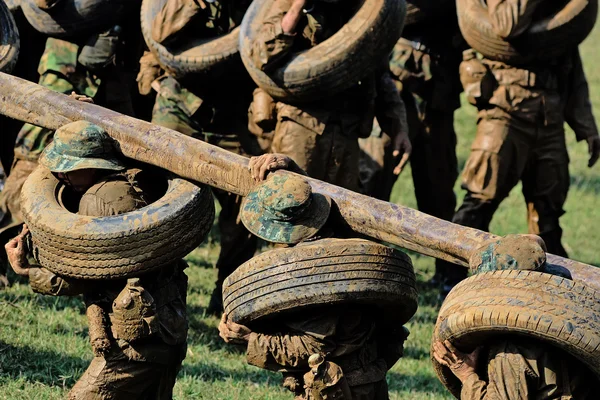Askeri eğitim alanı (savaş kampı) askerler oyun. Eylem. İşlemi