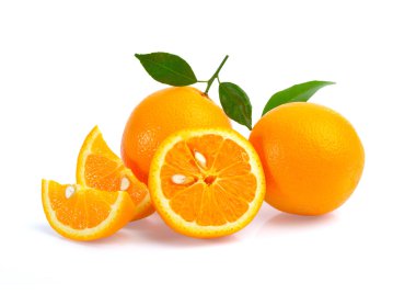 Beyaz arkaplanda portakal meyvesi izole