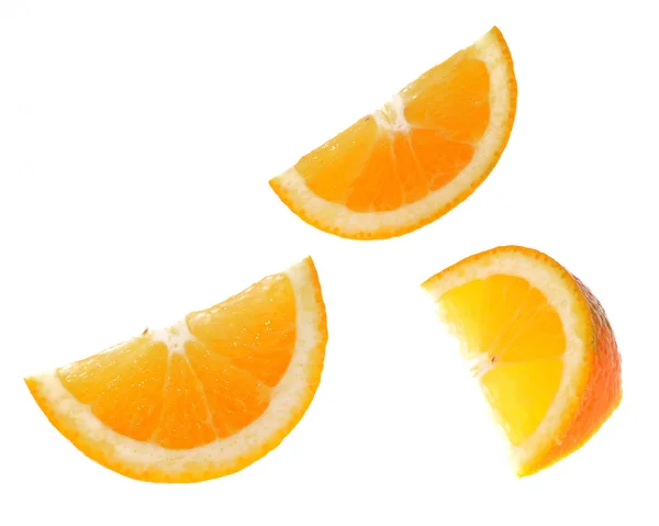 Fruta laranja fatiada isolada sobre fundo branco — Fotografia de Stock