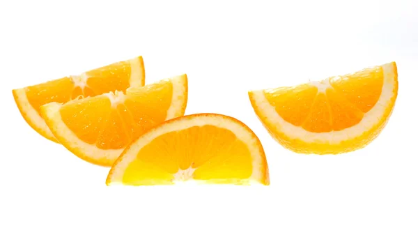 Fruta laranja fatiada isolada sobre fundo branco — Fotografia de Stock