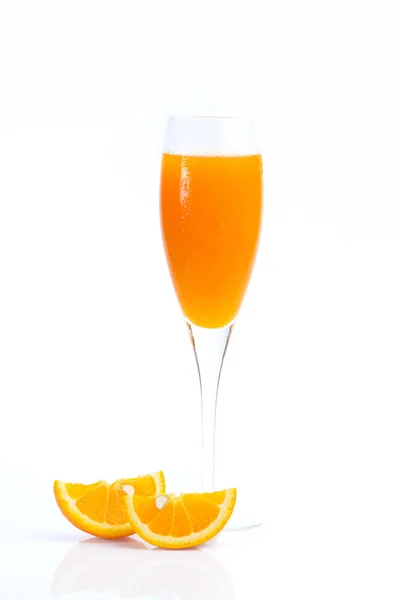 Полный стакан апельсинового сока и апельсиновых фруктов на белом фоне — стоковое фото