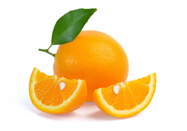 Narancs gyümölcs elszigetelt fehér alapon — Stock Fotó