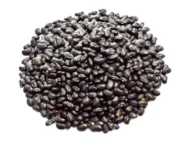 Siyah fasulyeler beyaz arkaplanda izole.