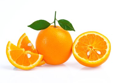 Beyaz arkaplanda portakal meyvesi izole