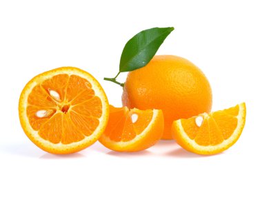 Beyaz arkaplanda portakal meyvesi izole