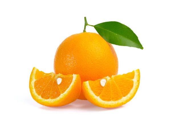 Beyaz arkaplanda portakal meyvesi izole — Stok fotoğraf