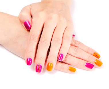 genç kadının elleri ile parlak manikür